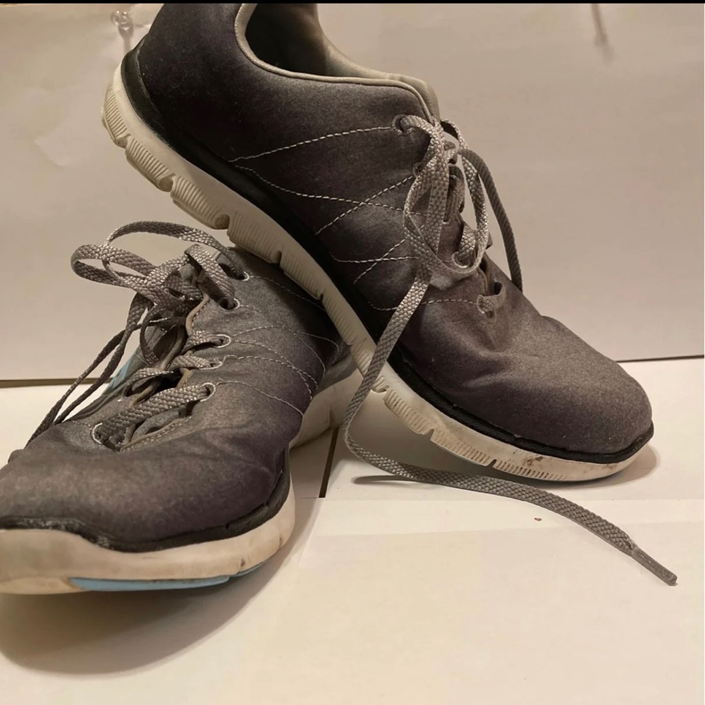 Sketchers memory foam sneakers